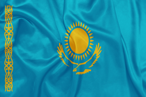 Καζακστάν - κυματίζει η σημαία στην μεταξωτή υφή - Φωτογραφία, εικόνα