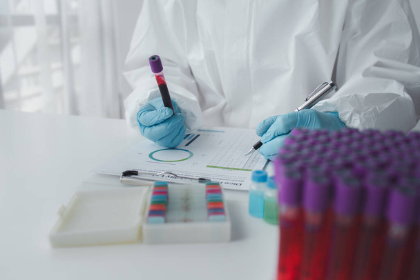 A laboratóriumot a terápiás vakcinák tesztelésére és kutatására, laboratóriumi asszisztensek vérmintákat gyűjtenek a betegektől és kémiai reakciókat hajtanak végre. Laboratóriumi koncepció. - Fotó, kép