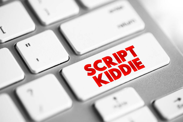 Скрипт Kiddie це людина, яка використовує існуюче програмне забезпечення для зламу комп'ютерних систем, що належать іншим, кнопка текстової концепції на клавіатурі - Фото, зображення