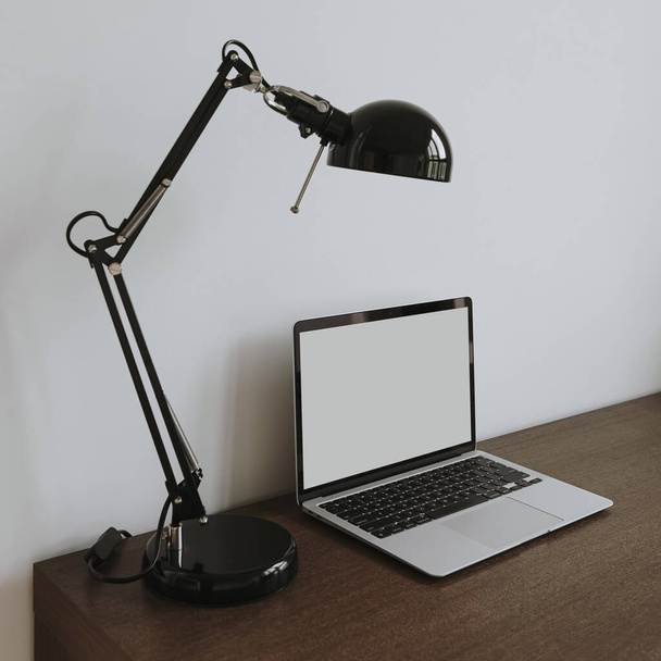 Bureau à domicile espace de travail avec ordinateur portable, lampe sur table de bureau. Concept de design d'intérieur moderne - Photo, image