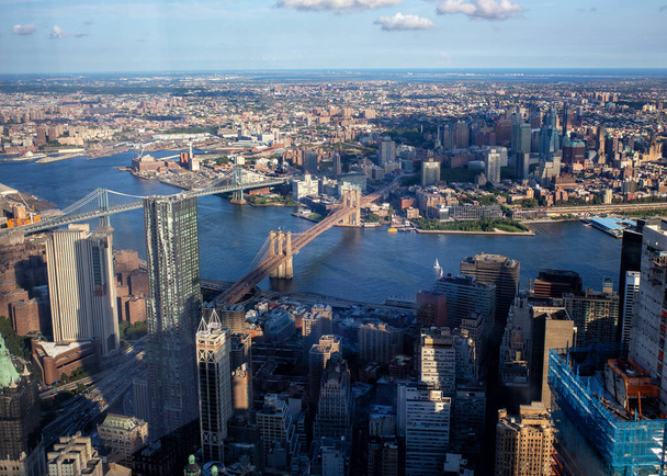 Capture o majestoso fascínio da Ponte do Brooklyn, uma maravilha arquitetônica que abrange o East River, em Nova York. Testemunhe a beleza da engenharia urbana nesta foto stock impressionante. - Foto, Imagem