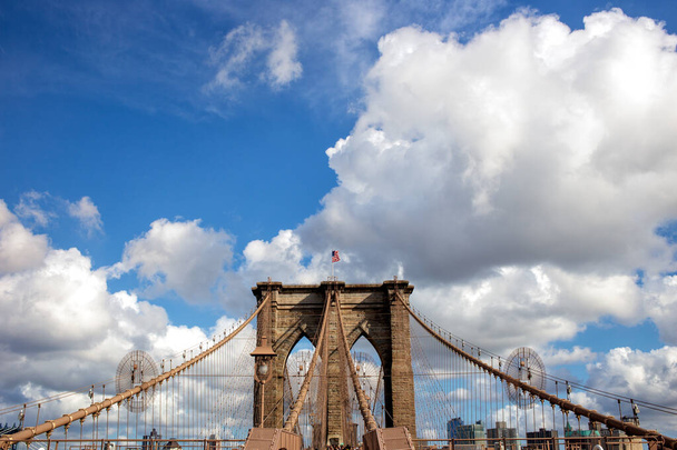 Erleben Sie den majestätischen Reiz der Brooklyn Bridge, eines architektonischen Wunders, das sich über den East River in New York City erstreckt. Erleben Sie die Schönheit des Städtebaus in diesem atemberaubenden Archivfoto. - Foto, Bild