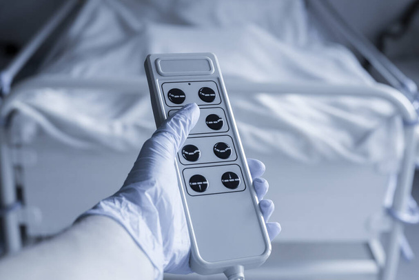 Zdalne sterowanie z zamkniętego łóżka szpitalnego. Wysokiej jakości zdjęcie - Zdjęcie, obraz