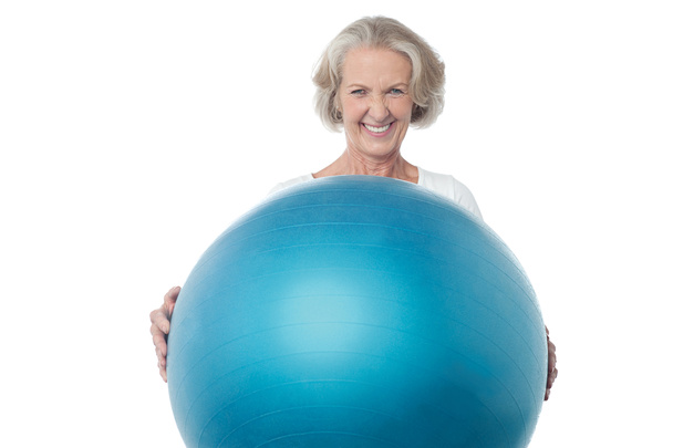 Mujer mostrando bola de ejercicio azul
 - Foto, imagen