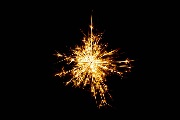Feuerwerk, Funken, Isolationen auf schwarzem Hintergrund - Foto, Bild