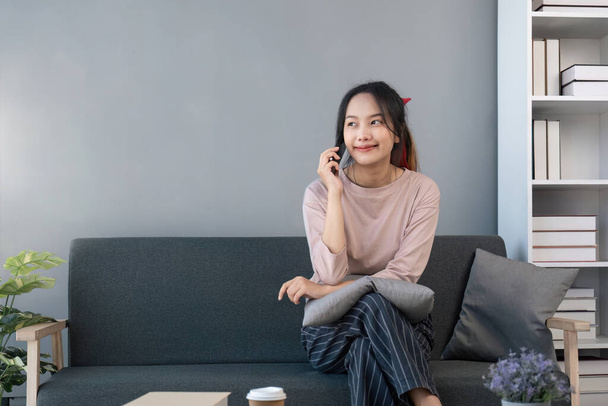 Happy krásná mladá asijská žena poslech dobré zprávy zapojené do příjemného telefonátu konverzace, rozptýlený od počítačové práce, mluvit s přáteli, vzdálený komunikační koncept. - Fotografie, Obrázek