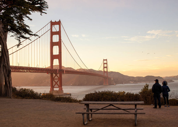 Golden Gate Köprüsü 'nün büyüleyici güzelliğini yakalayın. San Francisco Körfezi' ni şereflendiren bir mühendislik harikası. Bu nefes kesici fotoğrafın büyüleyici cazibesini kucaklayın.. - Fotoğraf, Görsel