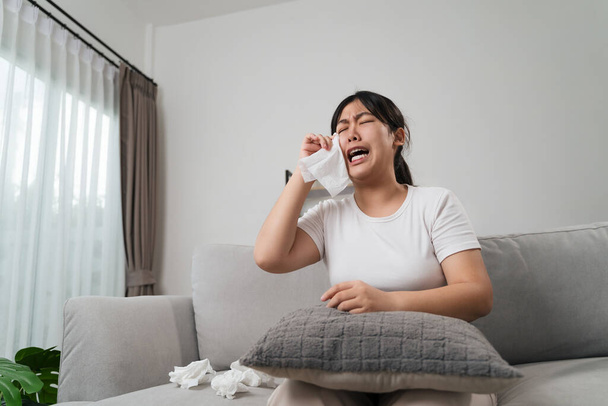 Portrait d'une femme asiatique triste pleurant essuie ses larmes avec une serviette en papier de soie. - Photo, image