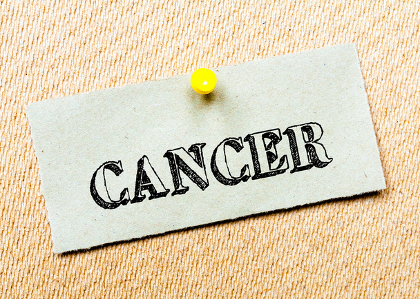Nota de papel reciclado fijada en el tablero de corcho. Mensaje de cáncer. Imagen conceptual
 - Foto, Imagen