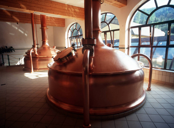 ketel in een bierbrouwerij, industriële productie van alcoholhoudende dranken - Foto, afbeelding