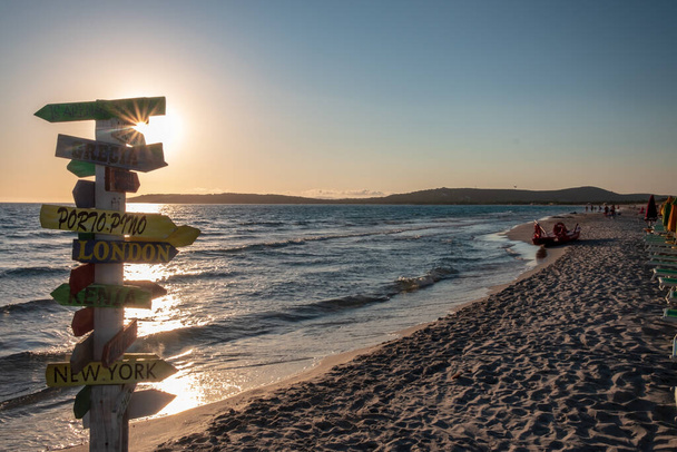 Літній день в Аренас-Біанкас, мальовничий пляж на південному заході від Сардегни. - Фото, зображення