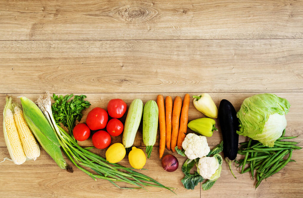 Verse groenten op een houten ondergrond. Gezond eten. Bovenaanzicht. - Foto, afbeelding