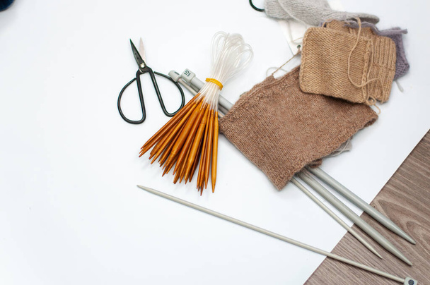 編みパターン 編み針とホワイトバックのハサミ - 写真・画像