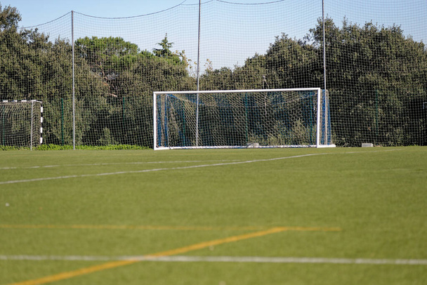 Piłka nożna mecz boisko w Portugalii. Stadion miejski Joaquim Maria Baptista w gminie Alcanena, Portugalia. 29 września 2014 r. - Zdjęcie, obraz
