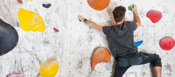 Genç dağcı kapalı bir duvara tırmanıyor, spor konsepti - Fotoğraf, Görsel