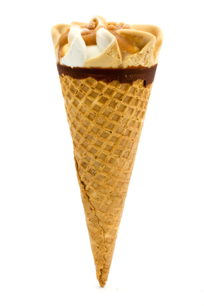 Конус карамельного мороженого, изолированный на белом
 - Фото, изображение