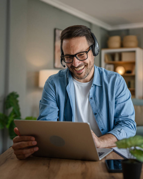 1 人の男性のフリーランサー ラップトップコンピュータのカスタマーサポートディスパッチャー幸せな笑顔自信を持って自宅から仕事 - 写真・画像