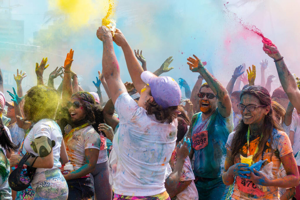 Salvador, Bahia, Brésil - 23 août 2015 : Les athlètes sont vus peints et s'amusent pendant le marathon de couleurs à Salvador, Bahia. - Photo, image