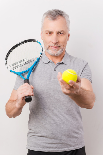 Senior man holding tennis racket and ball - Foto, afbeelding