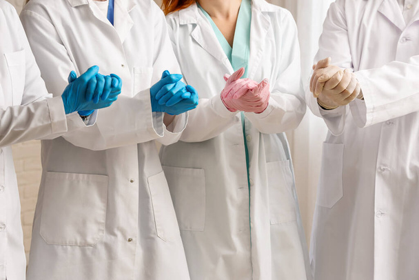 Лікарі в медичних рукавичках в клініці, крупним планом - Фото, зображення