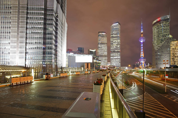 上海の近代建築の背景にある光の軌跡は - 写真・画像