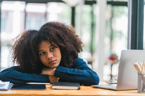 Fatiguée frustrée jeune femme d'affaires afro-américaine se sentant stressée, la réflexion, la contemplation, ou une concentration profonde. Concept d'échec du problème d'entreprise. - Photo, image
