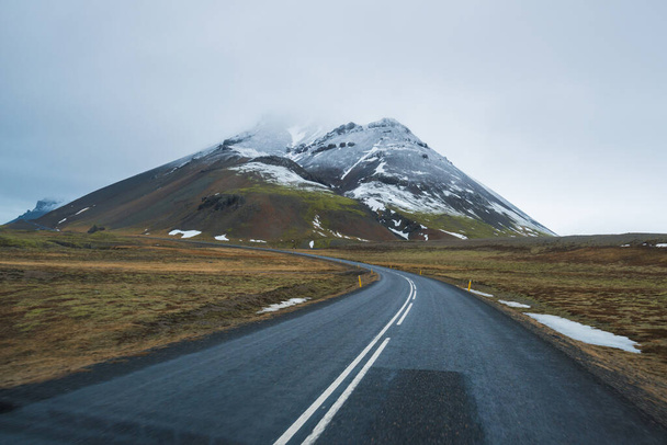 アイスランドの旅に沿った美しい風景. アイスランドは鋭い対立の国です. 火と氷が共存する場所. - 写真・画像