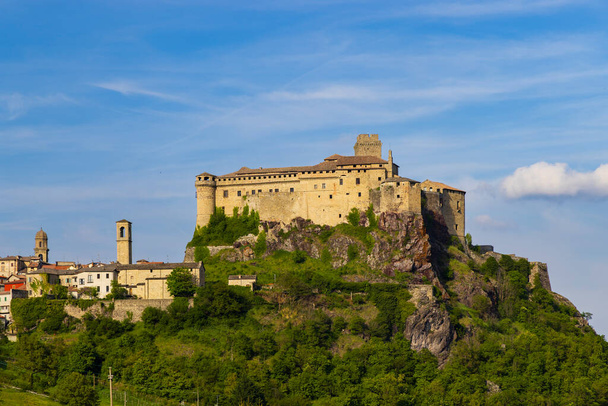 Zamek Bardi (Castello di Bardi) z miastem, prowincja Parma, Emilia Romagna - Zdjęcie, obraz