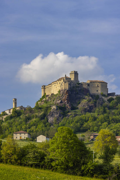 Castillo de Bardi (Castello di Bardi) con ciudad, provincia de Parma, Emilia Romaña - Foto, imagen