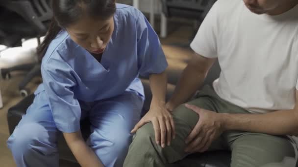 De vrouwelijke arts vroeg de mannelijke patiënt om fysiotherapie te doen met spierpijn in de armen en benen. De vrouwelijke arts hielp om voor het mannelijke ei te zorgen.. - Video