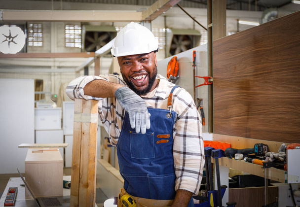 μαύρος αρσενικός ξυλουργός Επαγγελματίας στην αίθουσα ξυλουργικής επίπλων, νέα ιδέα σχεδιασμού στο χειροποίητο εργαστήριο DIY για νέους, νεοσύστατες επιχειρήσεις και μικρές επιχειρήσεις ΜΜΕ. - Φωτογραφία, εικόνα