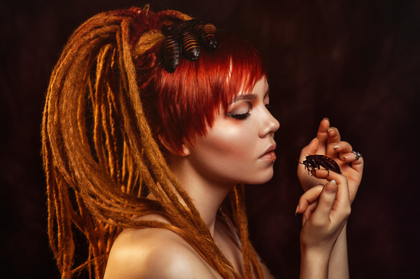 Portrait of a young woman with cockroaches - Foto, immagini