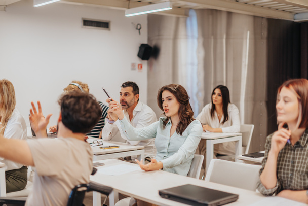 Grupo de empresários reunidos em uma reunião de seminário em uma sala de aula branca, reunião de conferência - Foto, Imagem