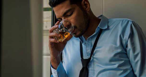 Biznesmen pijący alkohol w celu złagodzenia depresji i stresu związanego z problemami w jego życiu. - Zdjęcie, obraz