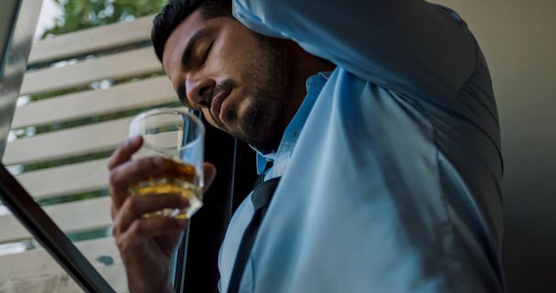 Бізнесмен п'є алкоголь, щоб полегшити депресію і підкреслив проблеми в його житті. - Фото, зображення