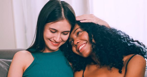 Jonge vrouw en haar vriendin brengen tijd samen door thuis. lesbisch paar liefde momenten geluk concept. - Foto, afbeelding