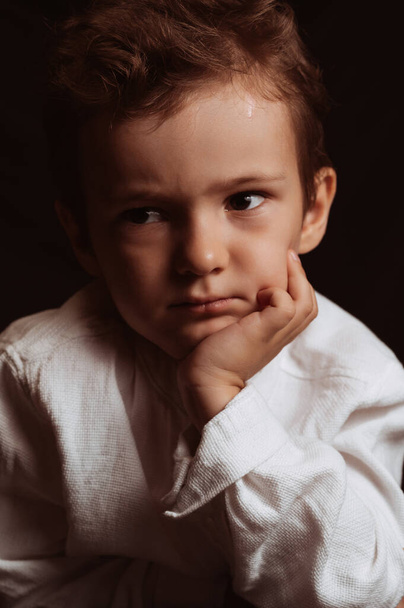 portrét smutného zamyšleného dítěte předškolního chlapce - Fotografie, Obrázek