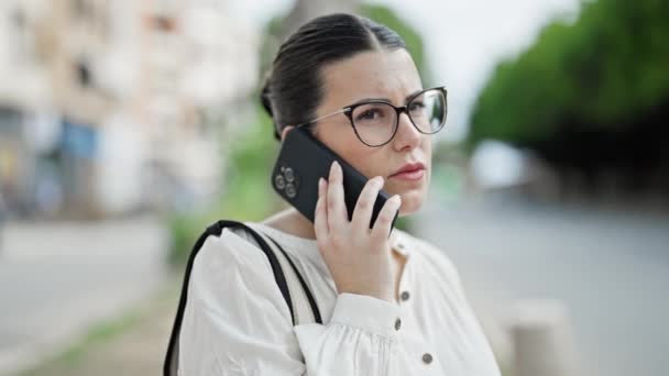 Joven mujer hispana hermosa hablando por teléfono en la calle - Metraje, vídeo