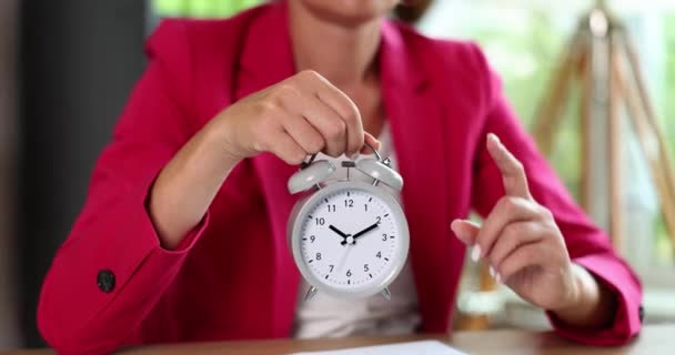 Businesswoman holding alarm clock and thumbs up attention to time. Time management and deadline and deadline - Imágenes, Vídeo