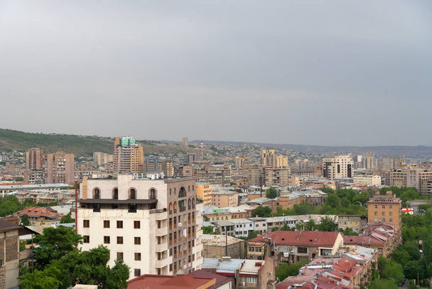 Γιερεβάν, Αρμενία - 27 Μαΐου 2023: Άποψη του τοπίου της πόλης Γιερεβάν από τον καταρράκτη Ερεβάν. - Φωτογραφία, εικόνα