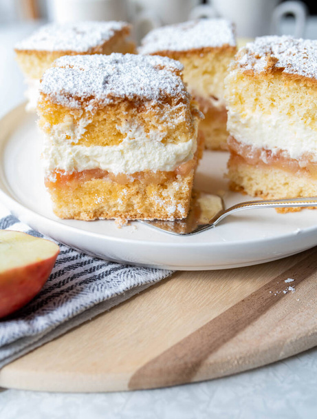 Tarta de crema de manzana servido rebanada en un plato con servidor de pastel - Foto, imagen