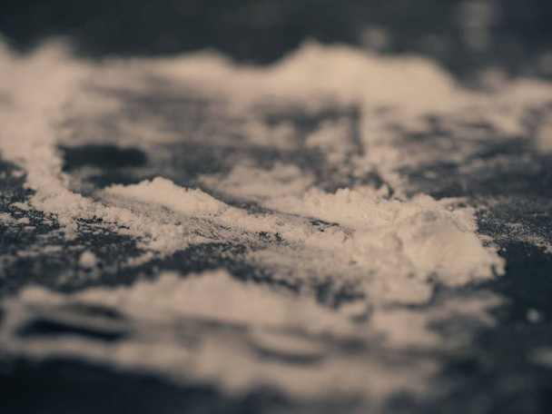 Polvo blanco cortado cocaína en el fondo de cerca macro tiro enfoque selectivo - Foto, Imagen