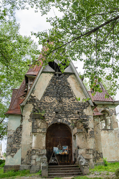 Ρωσική εκκλησία, πρώην Ορθόδοξη εκκλησία. Αρχιτεκτονική Μονής, καμάρες και τρούλος. Εκκλησία του Αγίου Νικολάου του Θαυματουργού - Φωτογραφία, εικόνα