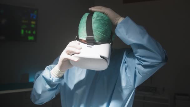 Доктор З гарнітурою доповненої реальності в хірургічній кімнаті  - Кадри, відео