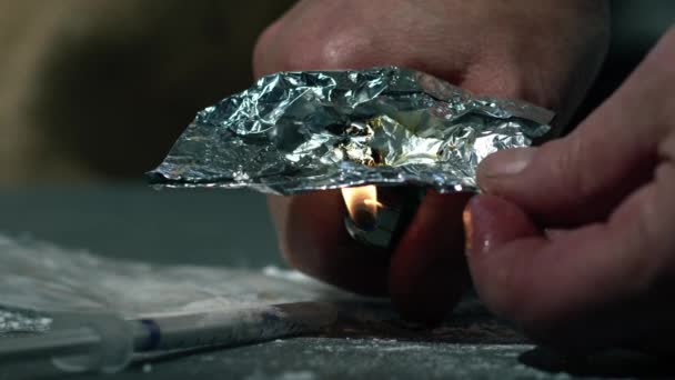 Narkoman palenie heroiny w folii zamknąć zwolnionym tempie 4k pokazać selektywną ostrość - Materiał filmowy, wideo
