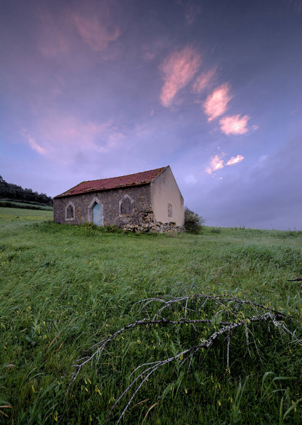 starý opuštěný kostel v horách - Fotografie, Obrázek