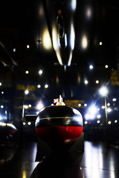 Чорно-червоний підводний торпедний макет. вертикальний - Фото, зображення