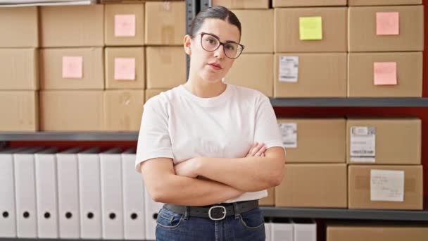 Młoda piękna latynoska kobieta e-commerce pracownik biznesu stoi z bronią skrzyżowane w biurze - Materiał filmowy, wideo