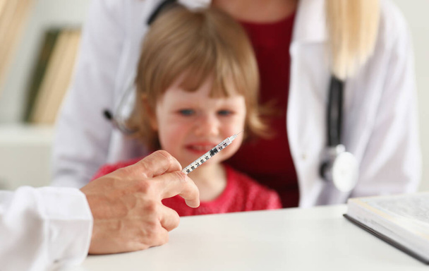 Маленька налякана дитина на прийомі лікаря робить інсулін знімок. Фізичний огляд, симпатична дитяча допомога, здоровий спосіб життя, дитяча хвороба спеціаліст з гепатиту вірусний захист від грипу концепція ліків
 - Фото, зображення