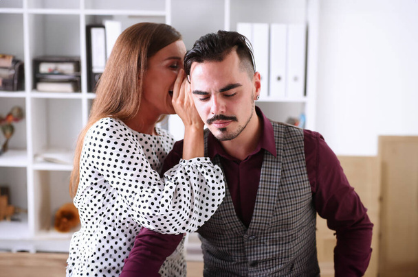 Žena drby šeptá do ucha News s mužem v kanceláři - Fotografie, Obrázek